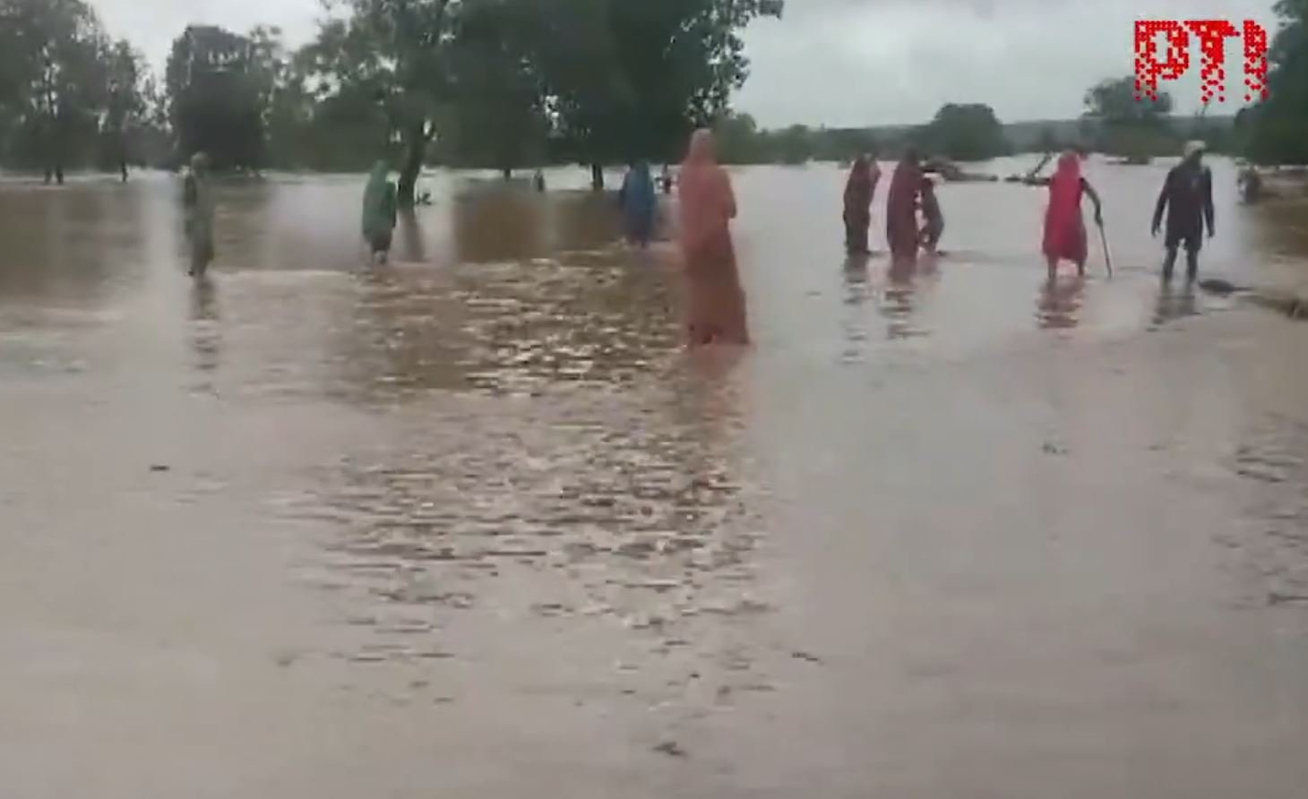 मध्यप्रदेश में भारी बारिश से हाहाकार: दमोह में जनजीवन अस्त-व्यस्त, रेस्क्यू जारी