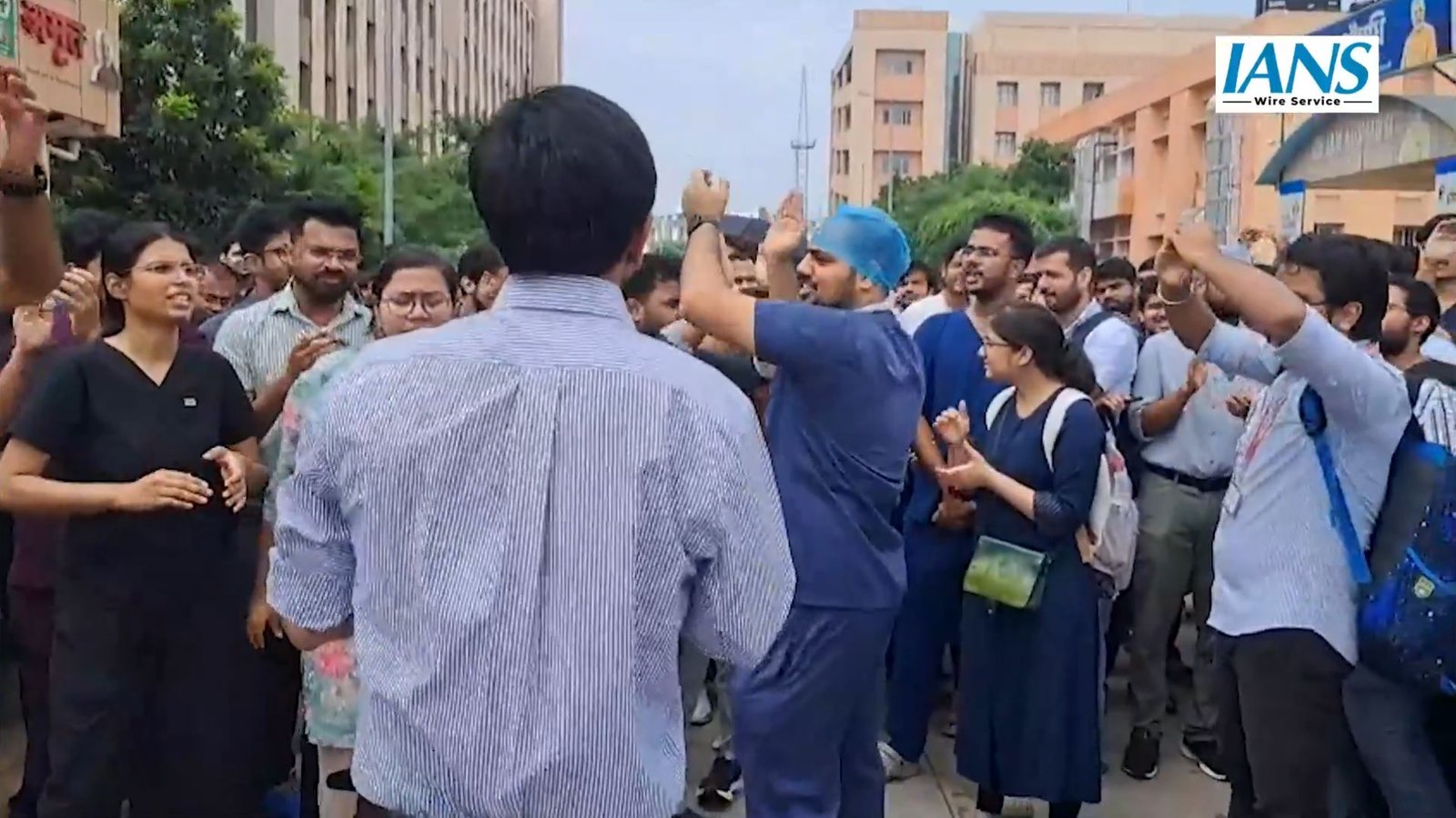 सुरक्षा पर सवाल, अस्पताल में हंगामा: चेतन आनंद पर डॉक्टरों से मारपीट का आरोप, सेवाएं बाधित