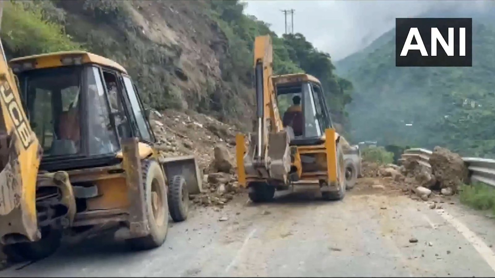पंडोह डैम के पास पहाड़ दरका: लगातार बारिश से NH-3 बाधित, सैकड़ों वाहन फंसे