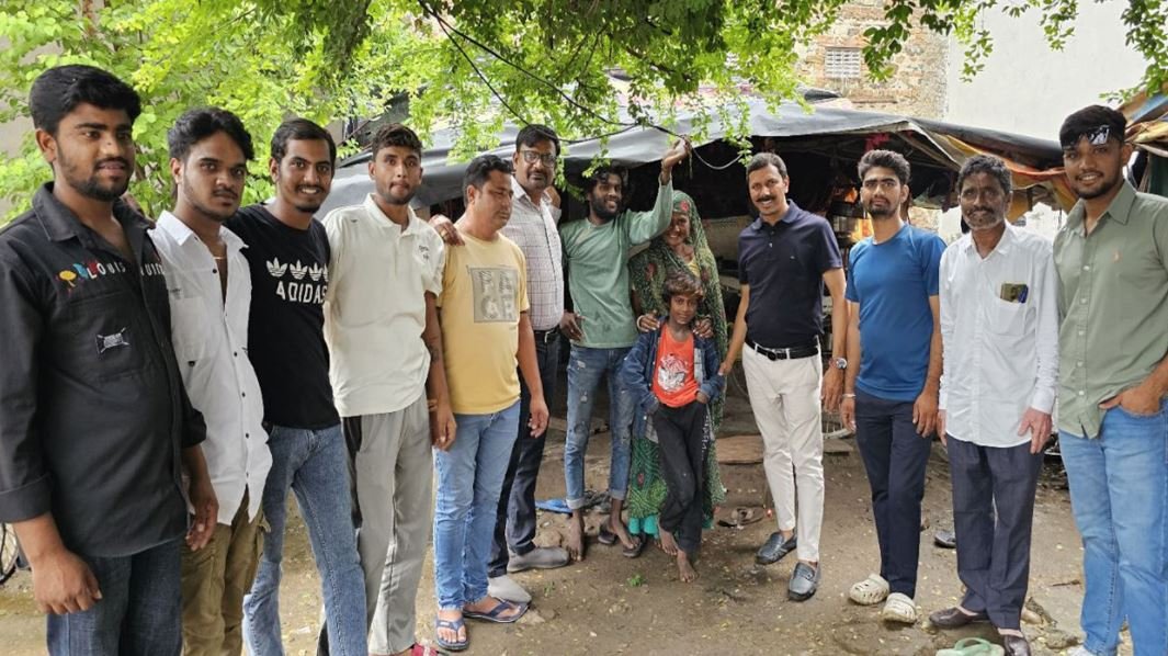 टपकती छत से मिली मुक्ति: जन मंच ने झुग्गी-झोपड़ियों में लगाए तिरपाल