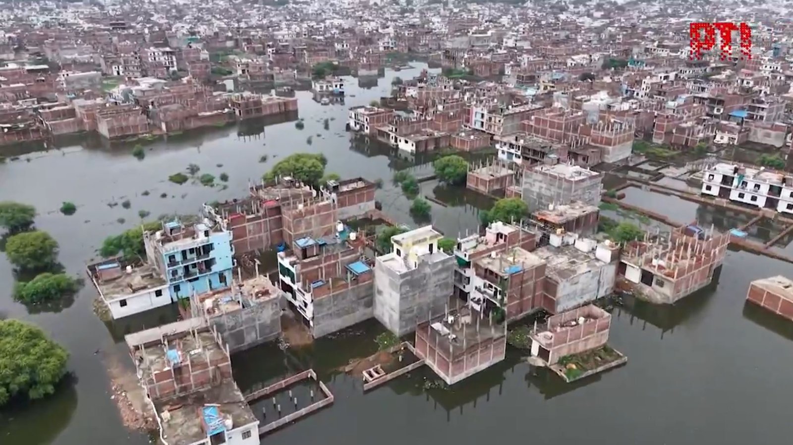 लगातार बारिश से प्रयागराज में आफत: गंगा-यमुना का जलस्तर बढ़ा, घरों में घुसा पानी 