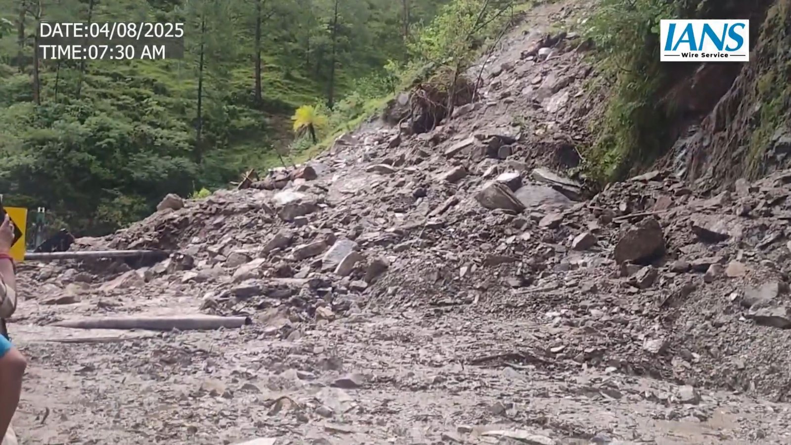 बद्रीनाथ का रास्ता हुआ बंद: तीर्थयात्रियों की बढ़ी मुश्किलें, मलबा हटाने का काम जारी