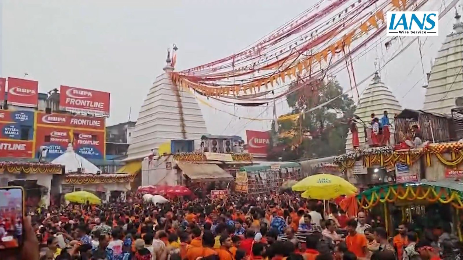 बाबा बैद्यनाथ धाम में भक्तों की भीड़: कामना ज्योतिर्लिंग पर जलाभिषेक के लिए भक्तों का सैलाब