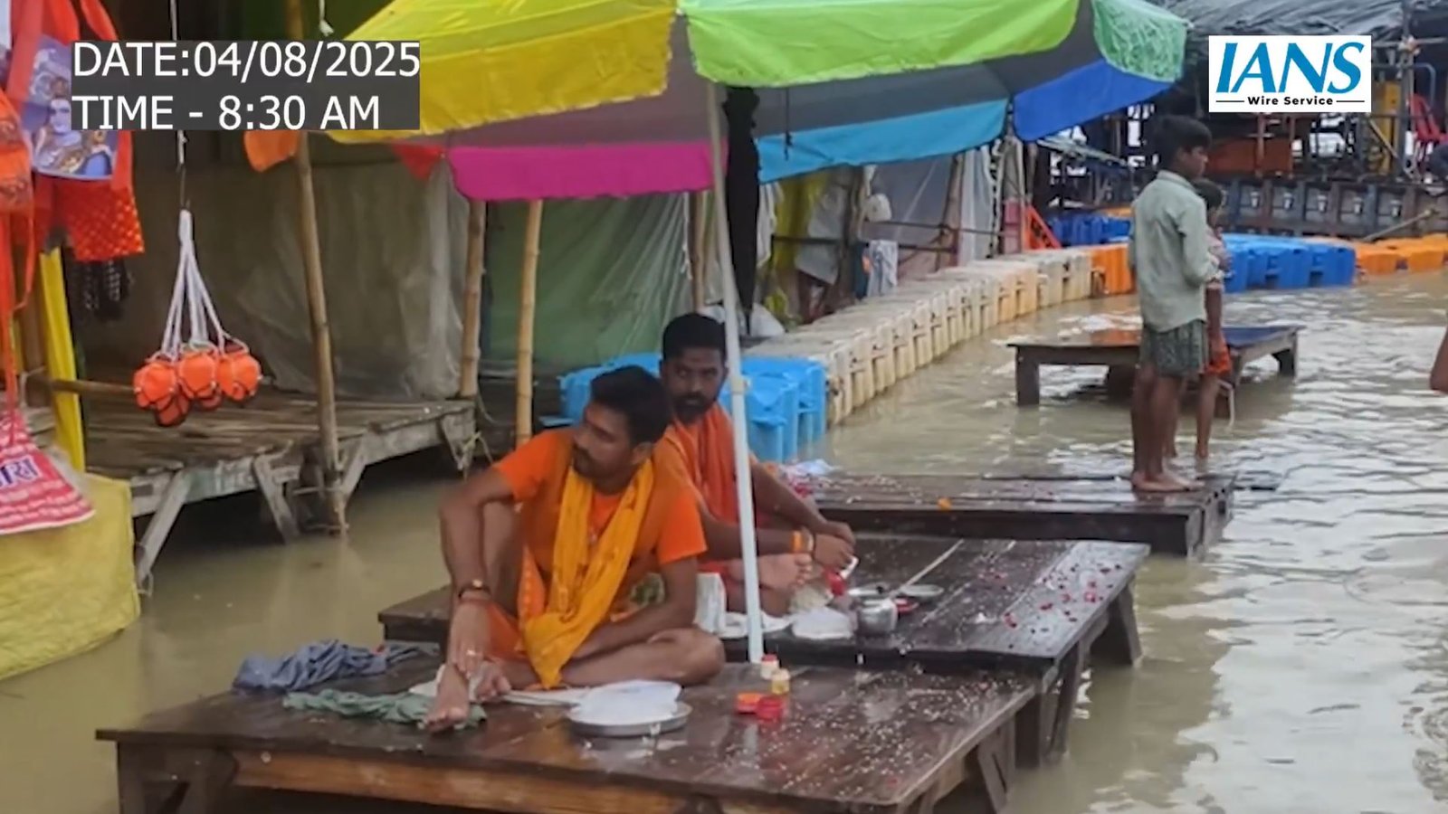 प्रयागराज में जल प्रलय: रिहायशी इलाकों में घुसा नदियों का पानी, जनजीवन अस्त-व्यस्त