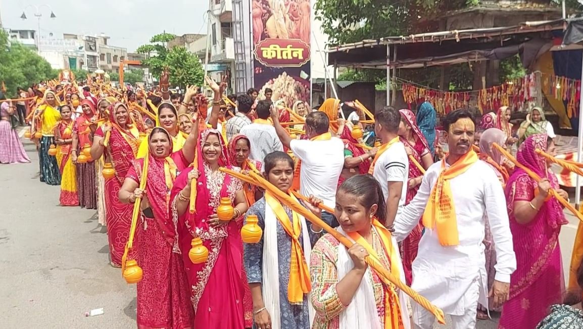 डीजे की धुन पर झूमे कांवड़िए, हरिद्वार के गंगाजल से हुआ भोलेनाथ का जलाभिषेक