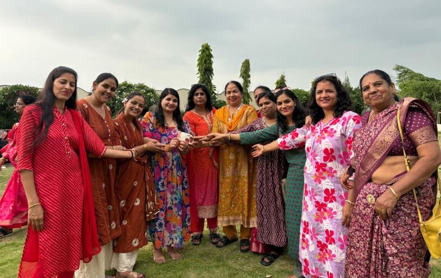 पूल पार्टी, खेल और भक्ति भजन: महिलाओं ने एक साथ मनाया सावन महोत्सव