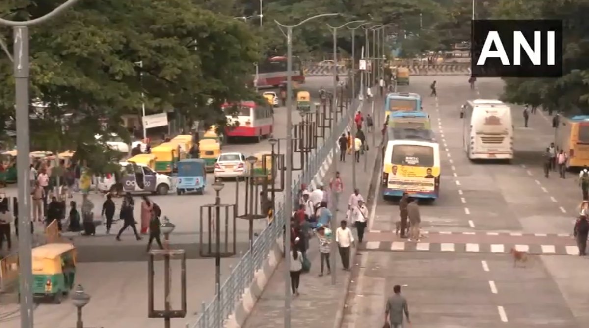 मांगों पर अड़े कर्मचारी, कर्नाटक में अनिश्चितकालीन हड़ताल से जनजीवन अस्त-व्यस्त