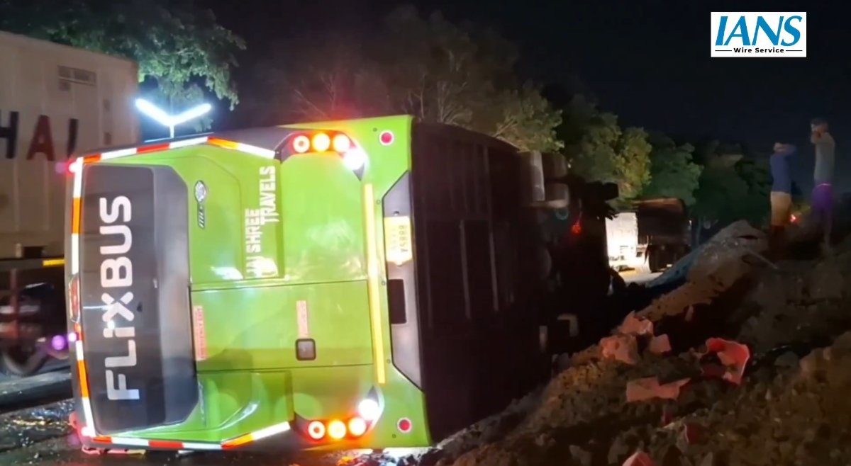 रेत के ढेर से टकराकर पलटी बस, 3 बच्चों समेत 20 से ज्यादा घायल