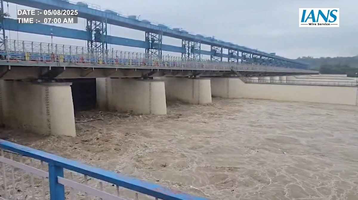 हरिद्वार में गंगा का जलस्तर चेतावनी निशान के पार, घाटों पर खतरा बढ़ा