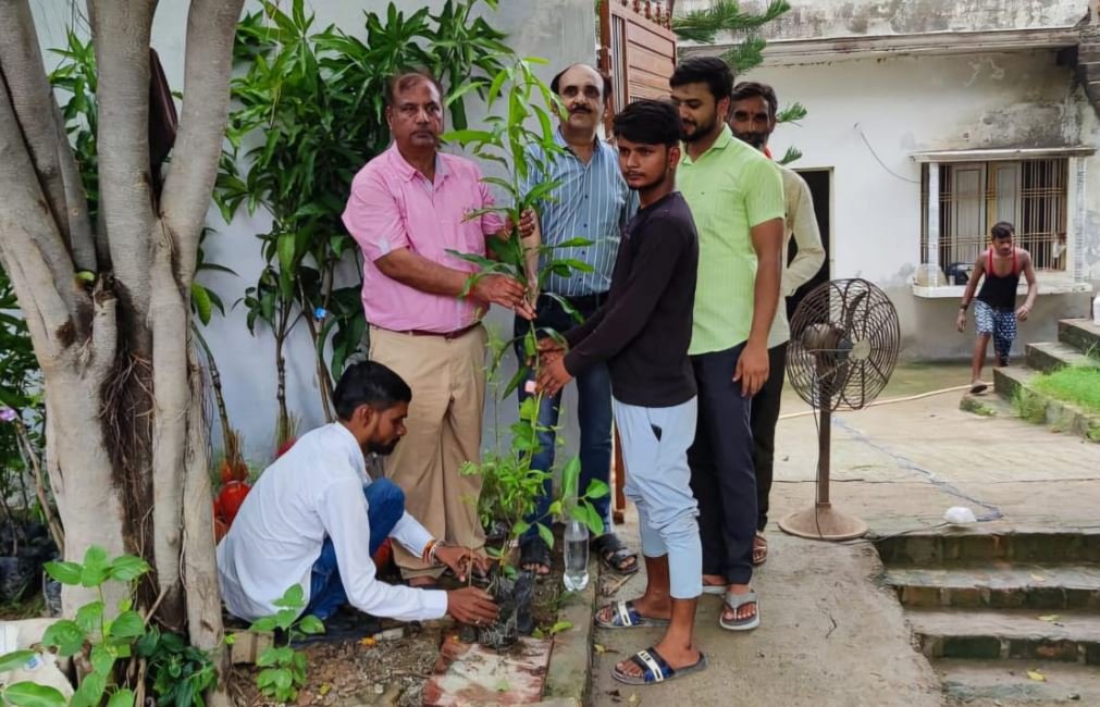 हरियाली और खुशहाली का संदेश: एच.एस. श्रीवास्तव फाउंडेशन द्वारा मौलश्री देवी पोषण वाटिका हेतु पौध वितरण 