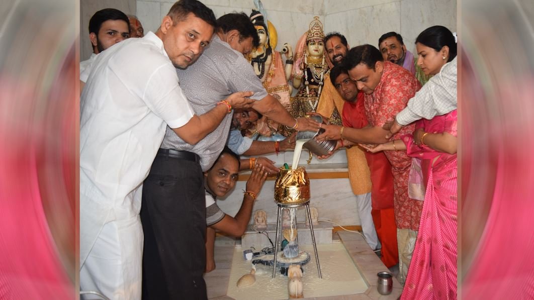 ऋणमुक्तेश्वर महादेव पर उमड़ा आस्था का सैलाब, 1008 किलो दूध से हुआ अभिषेक