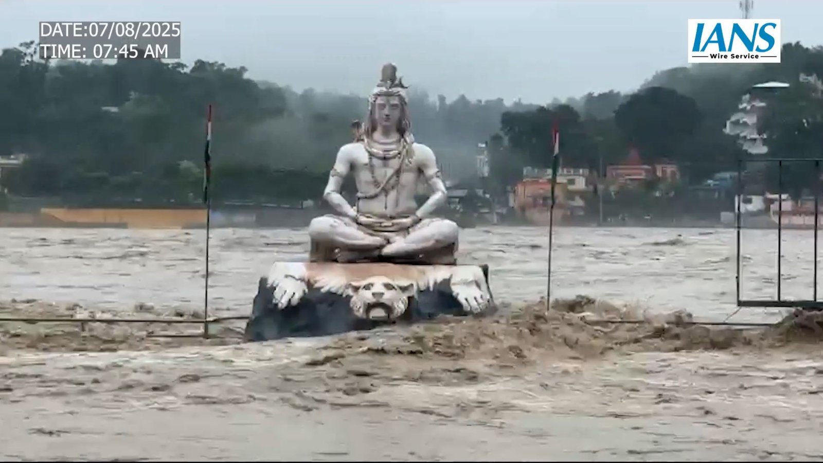 पहाड़ों में मूसलाधार बारिश, गंगा का रौद्र रूप, निचले इलाकों में बाढ़ का खतरा