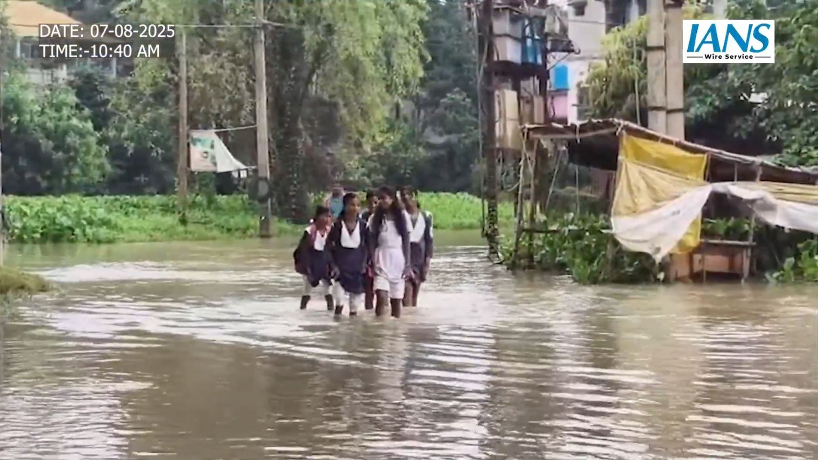 परीक्षा ज्ञान की या जान की? घुटनों तक पानी में परीक्षा देने पहुंचे विद्यार्थी, घाटाल में बाढ़ से जनजीवन अस्त-व्यस्त