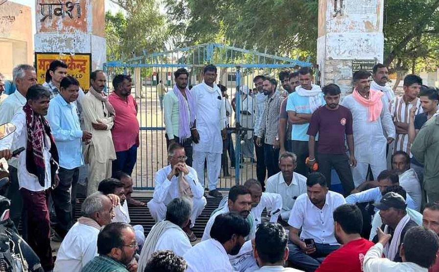 शिक्षा का मंदिर हुआ शर्मसार, खाजूवाला के स्कूल में शिक्षक पर गंभीर आरोप, निलंबित 
