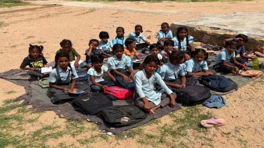 बालिका शिक्षा के दावों की खुली पोल: जर्जर भवन, खुले में पढ़ने को मजबूर छात्राएं 