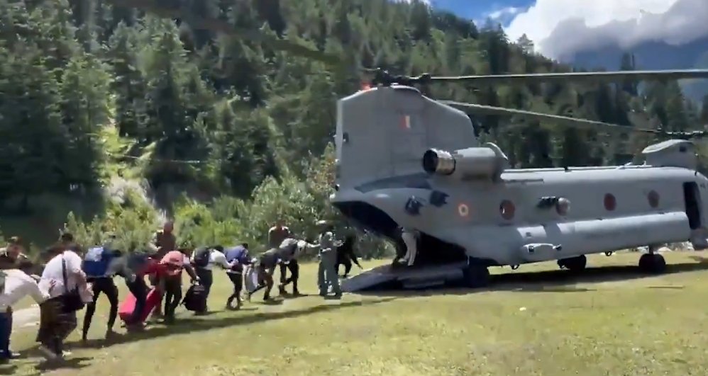 चिनूक और Mi-17V5 ने पहुंचाई राहत सामग्री, 130 जवान तैनात, अब तक 226 लोगों को बचाया