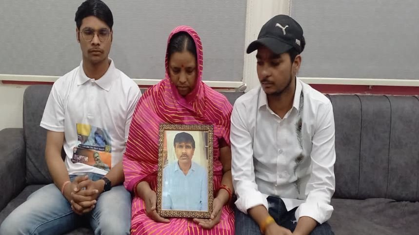 कन्हैयालाल हत्याकांड की कहानी आज से बड़े पर्दे पर, बेटों ने पिता की तस्वीर के साथ देखी फिल्म