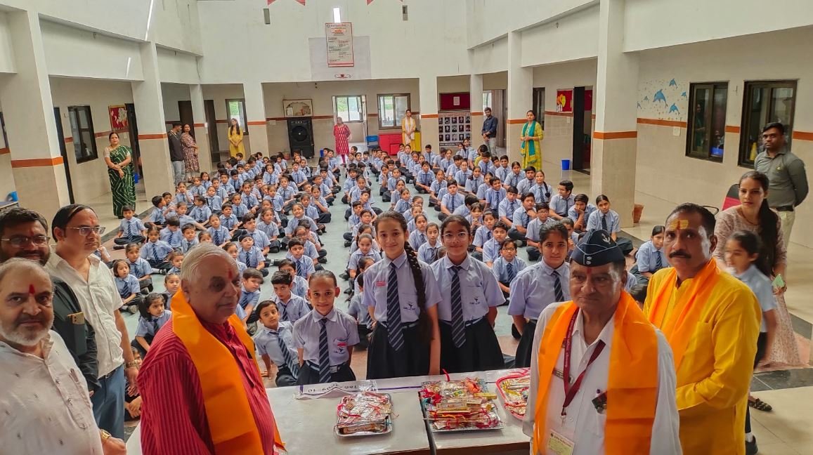 बच्चों ने वीर सैनिकों को भेजे रक्षा सूत्र, यूरो एकेडमी में भव्य समारोह