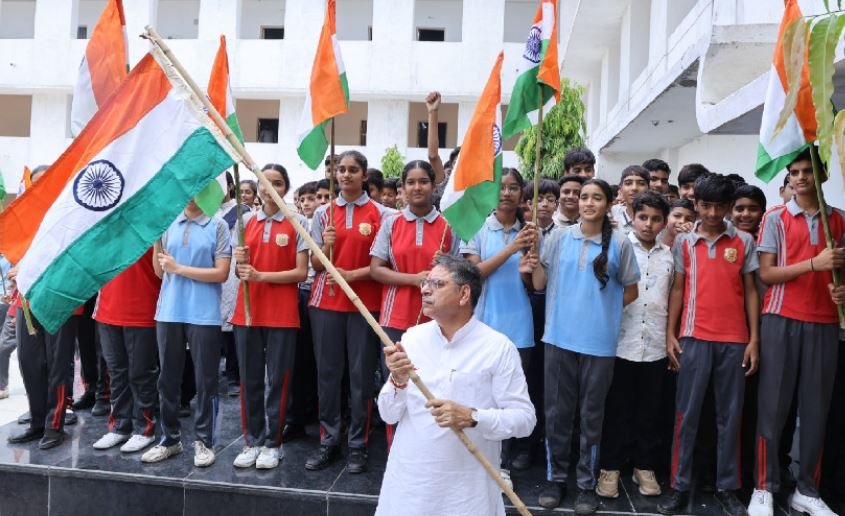 भीलवाड़ा: पूनिया ने किया पौधारोपण, बच्चों को दिलाई पर्यावरण और देशभक्ति की शपथ