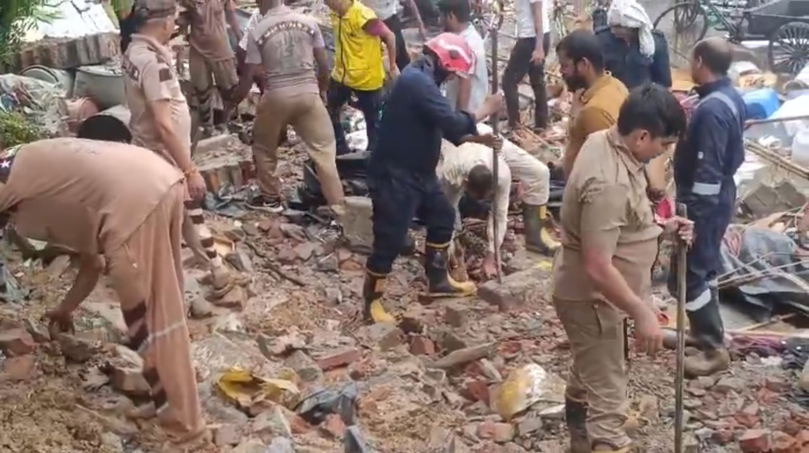 जैतपुर में बड़ा हादसा, 100 फुट लंबी दीवार गिरने से 7 लोगों की मौत