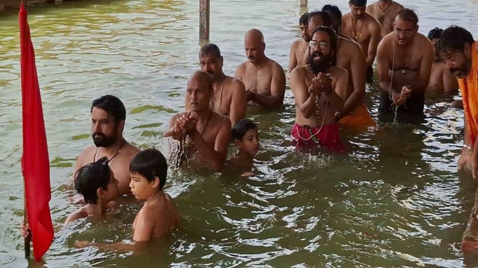 तीर्थनगरी पुष्कर में गूंजे वैदिक मंत्र: श्रावणी पूर्णिमा पर हुआ दसविध स्नान, जानें इसका महत्व