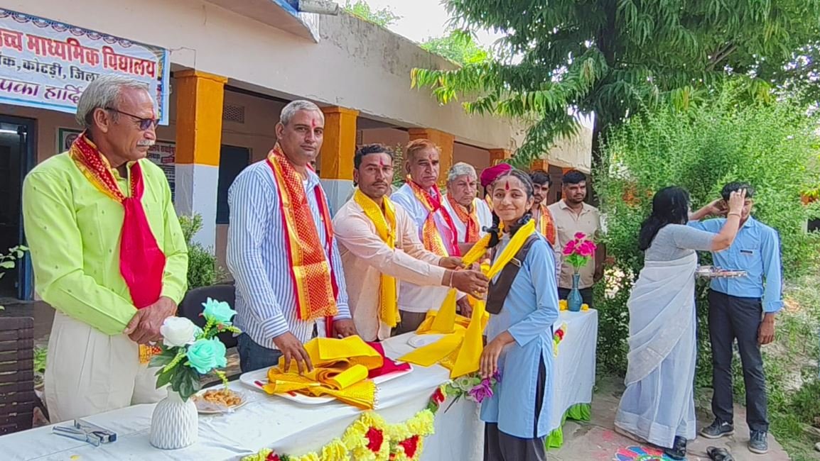 लोकतंत्र की पाठशाला: सरकारी स्कूल में बनी बाल संसद, विद्यार्थियों ने संभाला मंत्रीपद