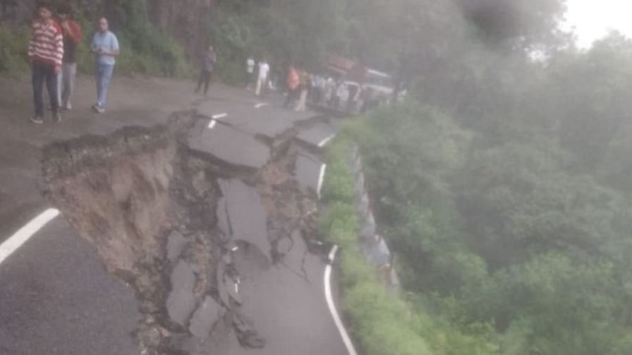 पठानकोट-चंबा हाईवे बंद: सड़क धंसने से थमा यातायात, लोग परेशान, मौसम विभाग की चेतावनी