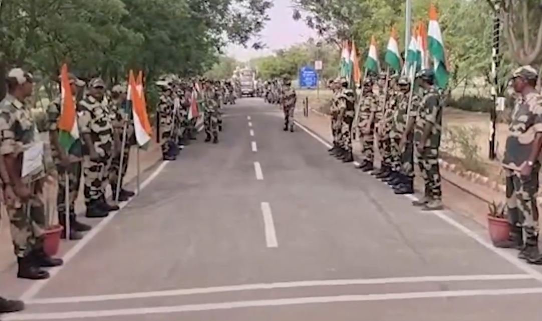 सरहद से शहर तक गूंजा वंदे मातरम: बीएसएफ जवानों ने निकाली तिरंगा रैली, जोश में डूबी स्वर्ण नगरी