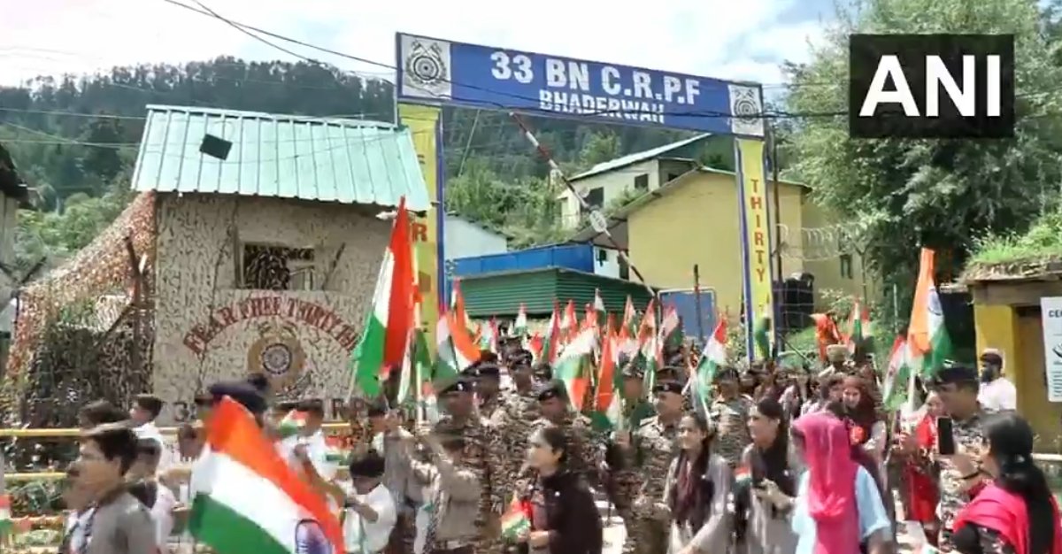 देशभक्ति का रंग: भद्रवाह में स्वतंत्रता दिवस से पहले CRPF की शानदार तिरंगा रैली