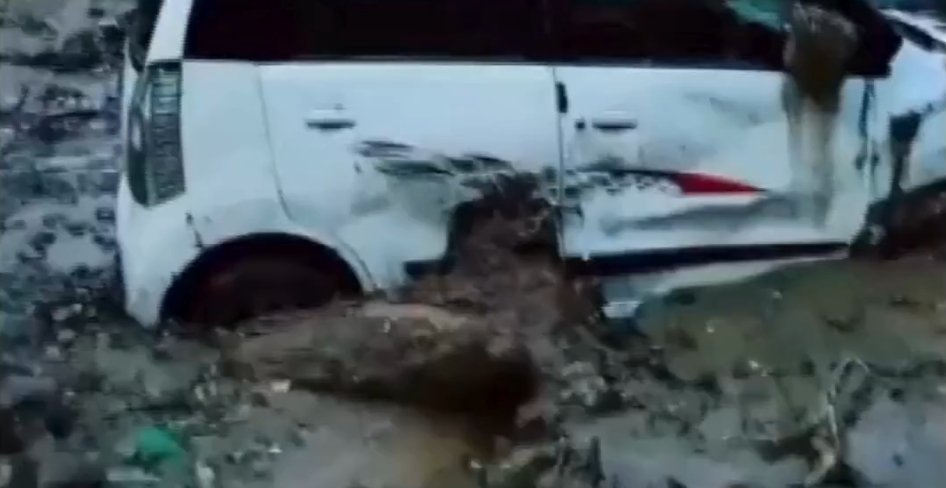 शिमला में बादल फटने का कहर, सड़कें बंद, वाहन मलबे में दबे