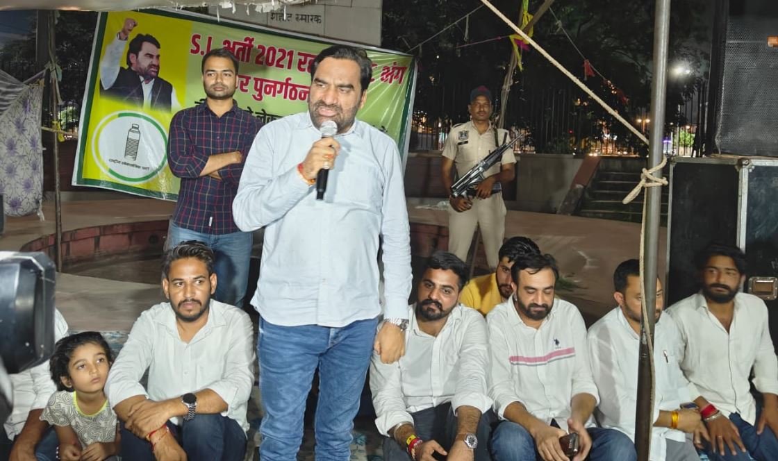 एसआई भर्ती रद्द करने की मांग: धरना स्थल पर हुआ विवाद, कांग्रेस के खिलाफ भड़के बेनीवाल