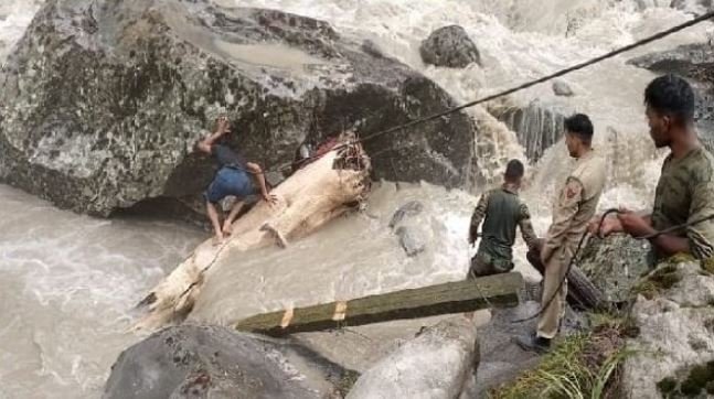 किश्तवाड़ में बादल फटने से भारी तबाही, 12 की मौत, पुल टूटे, कई घर बहे, राहत कार्य जारी