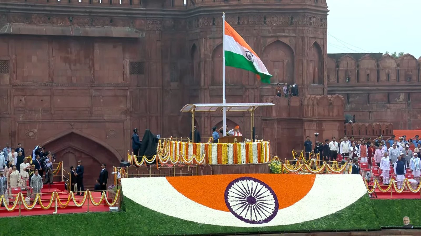 आत्मनिर्भर भारत का सुरक्षा कवच: 103 मिनट के संबोधन में कई अहम घोषणाएं, लाल किले पर 12वीं बार फहराया तिरंगा