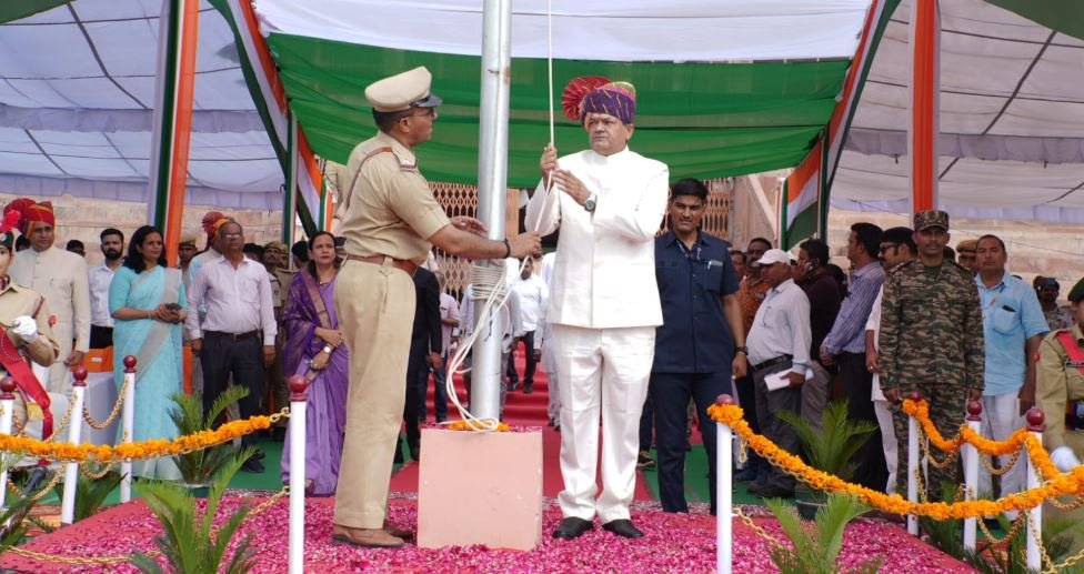 स्वतंत्रता दिवस का जश्न: बीकानेर में झंडारोहण, परेड और सांस्कृतिक कार्यक्रमों की धूम