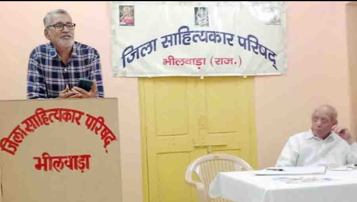कविताओं से दिल को छुआ: जिला साहित्यकार परिषद की गोष्ठी में सतरंगी रचनाओं की धूम