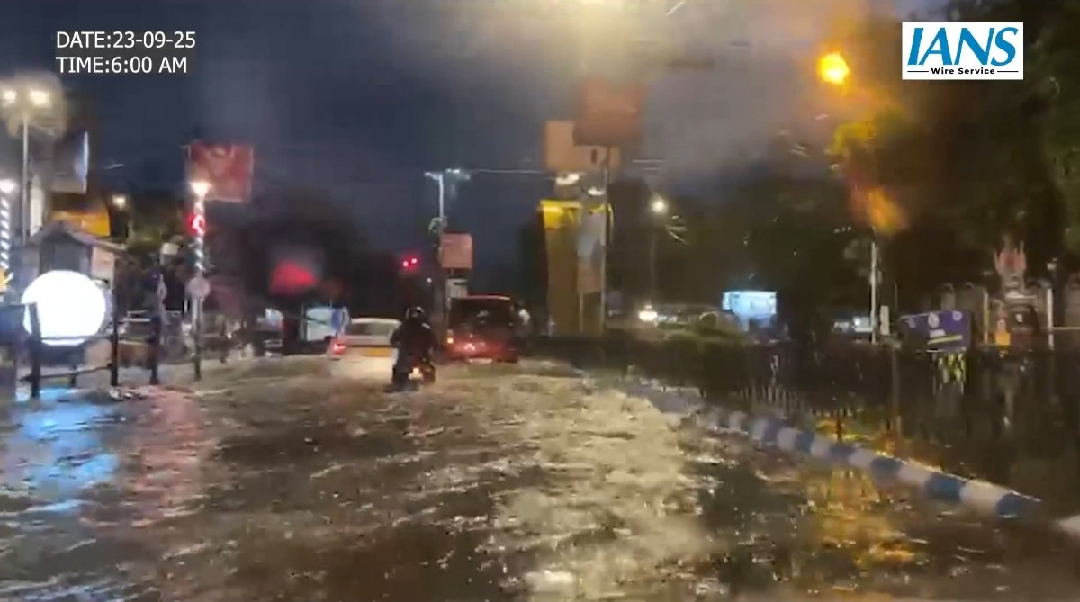 भारी बारिश ने थामी कोलकाता की रफ्तार: सड़कें बनीं नदियां, घरों में घुसा पानी