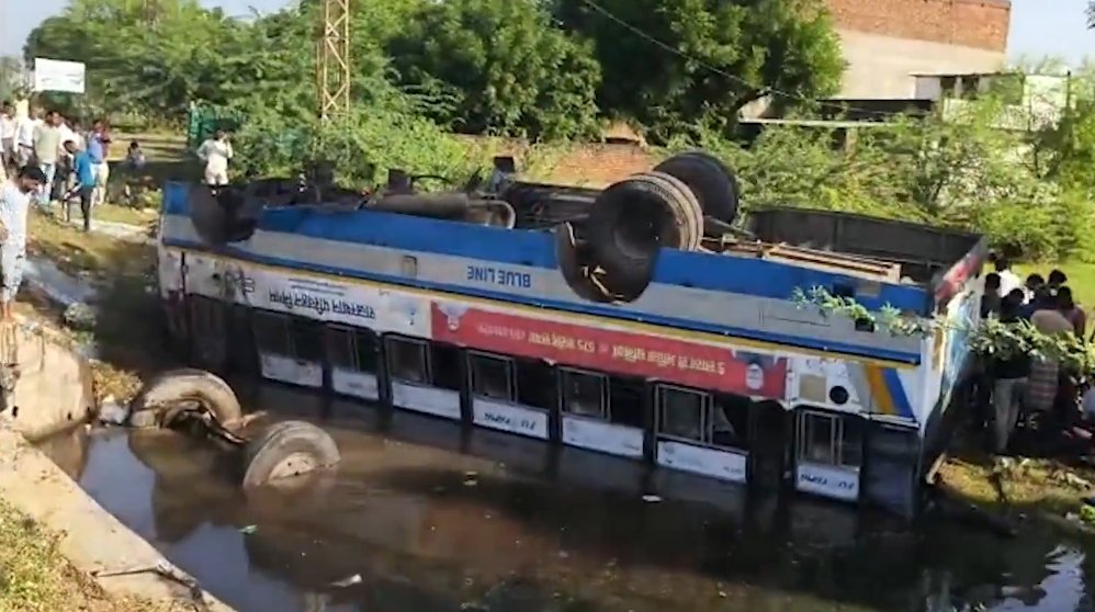 टोंक-जयपुर हाईवे पर रफ्तार का कहर: रोडवेज बस पलटने से मचा हाहाकार
