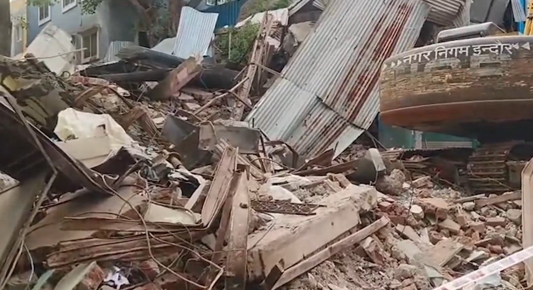 तीन मंजिला मकान ढहा, दो की मौत और 12 घायल: रेस्क्यू ऑपरेशन जारी