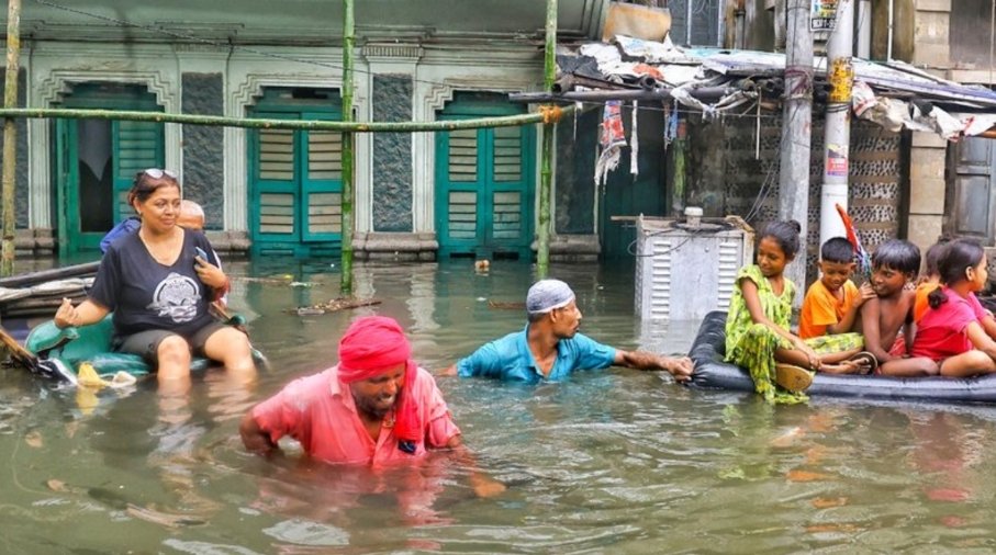 कुदरत का कहर: बारिश और करंट से 10 की मौत, पूजा पंडालों से लेकर हाई कोर्ट तक में जलभराव