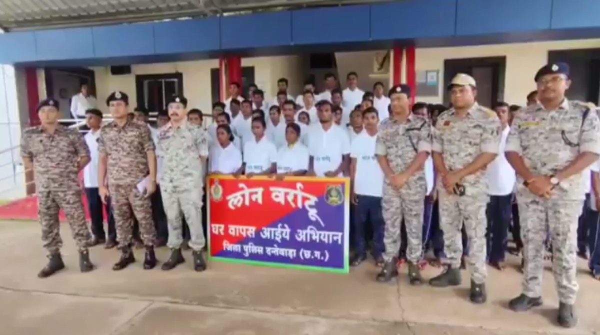 नक्सलवाद को झटका: 64 लाख के इनामी नक्सलियों ने डाले हथियार, 71 ने एक साथ किया सरेंडर