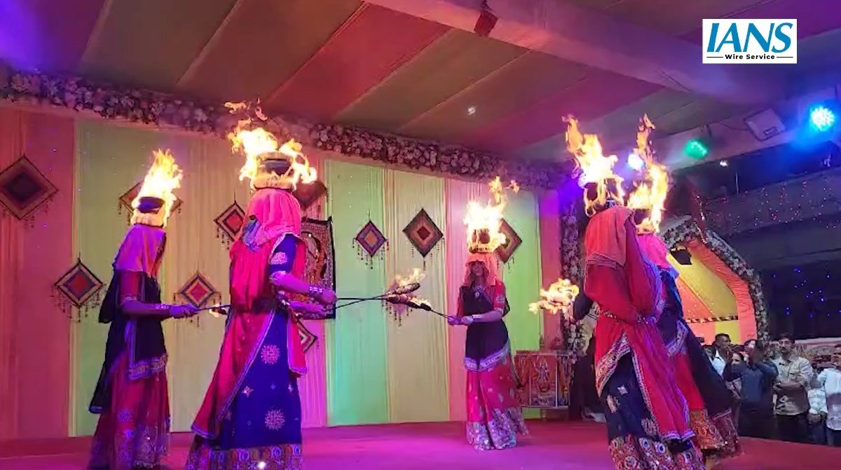 नवरात्रि का अनोखा उत्सव: आग के घेरे में झूम उठे गरबा कलाकार, दिखी अद्भुत श्रद्धा