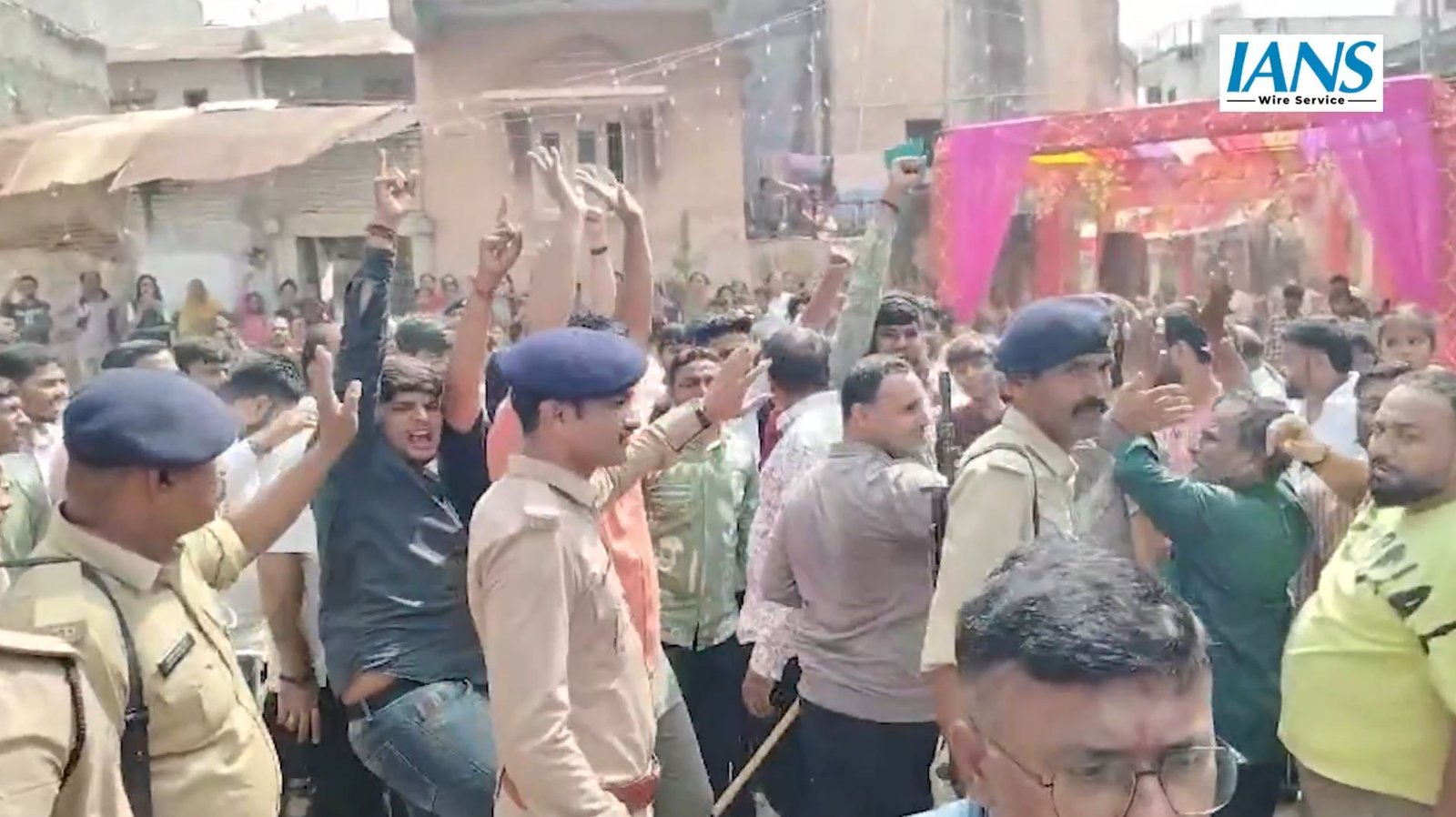 नवरात्रि उपद्रव पर बड़ा एक्शन: बहियल में घटना का सीन रीक्रिएट कर पुलिस ने दिया सुरक्षा का संदेश