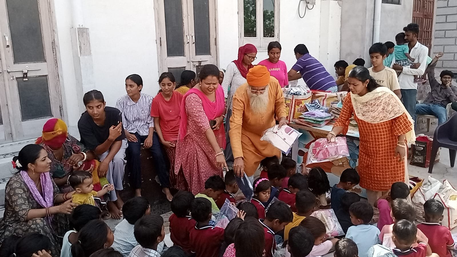 नवरात्रि के उपलक्ष्य में वस्त्र वितरण: सैंकड़ों की संख्या में लोग हुए लाभान्वित