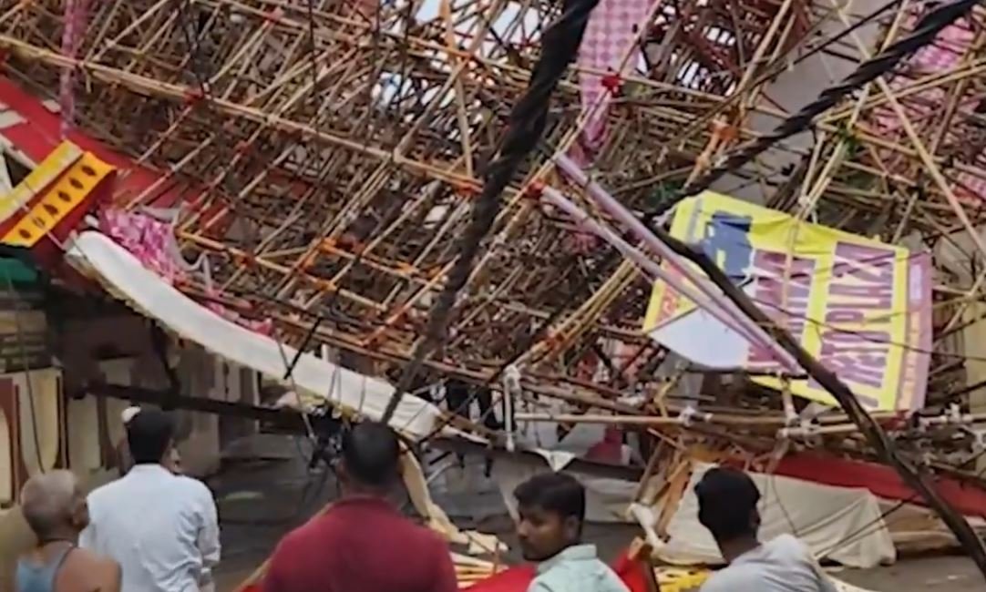 भारी बारिश और तूफ़ान का कहर: प्रयागराज में भरभरा कर गिरा दक्षिण भारतीय शैली का पंडाल गेट