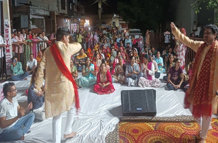भक्तों ने रात भर श्याम नाम का रस पिया: निहारिका सोनी और जयेश पाटीदार के भजनों पर झूमा भीलवाड़ा