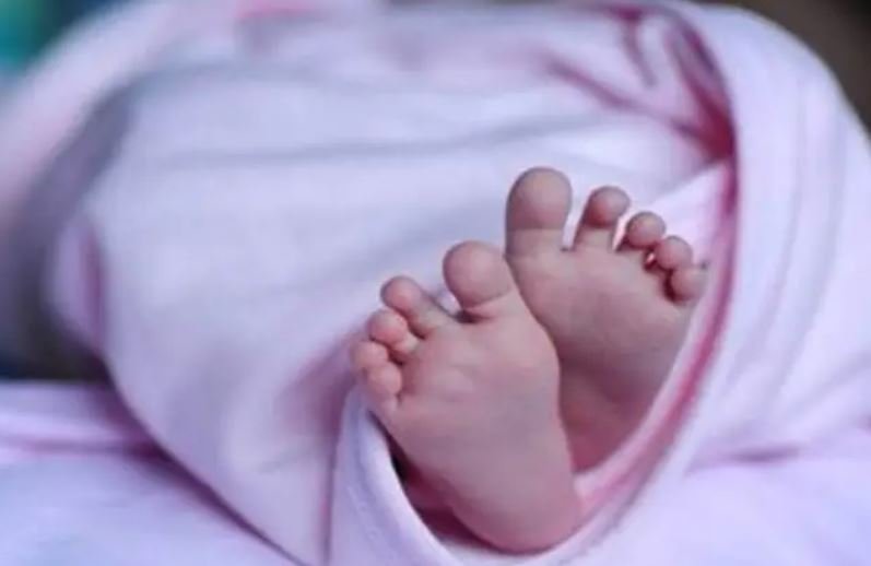 गुलाबी चुनरी में लिपटी मासूम: जालोर में मानवता शर्मसार, छत पर नवजात लावारिस मिली