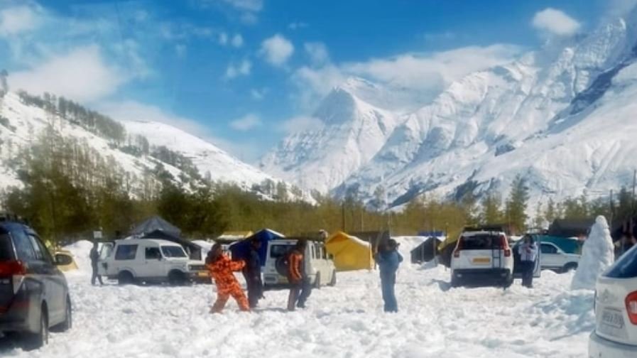उत्तर में हिमपात, दक्षिण में भारी बारिश: देशभर में मौसम का दोहरा मिजाज
