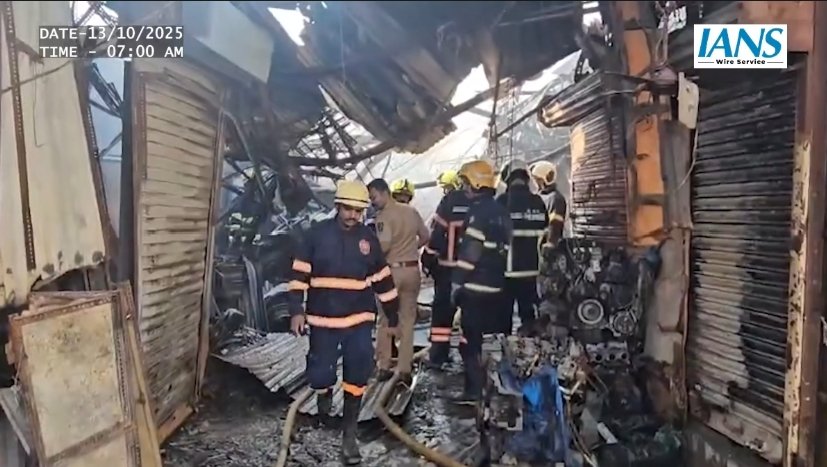 कुर्ला की दुकानों में भीषण आग: स्क्रैप गोदामों में लगी लपटों ने किया लाखों का नुकसान