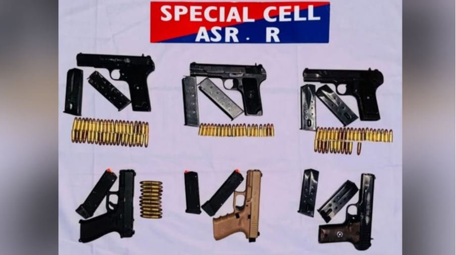 अंतरराष्ट्रीय हथियार तस्करी नेटवर्क से जुड़े तस्कर का पर्दाफाश: अमृतसर में 6 पिस्तौल और 111 कारतूस जब्त