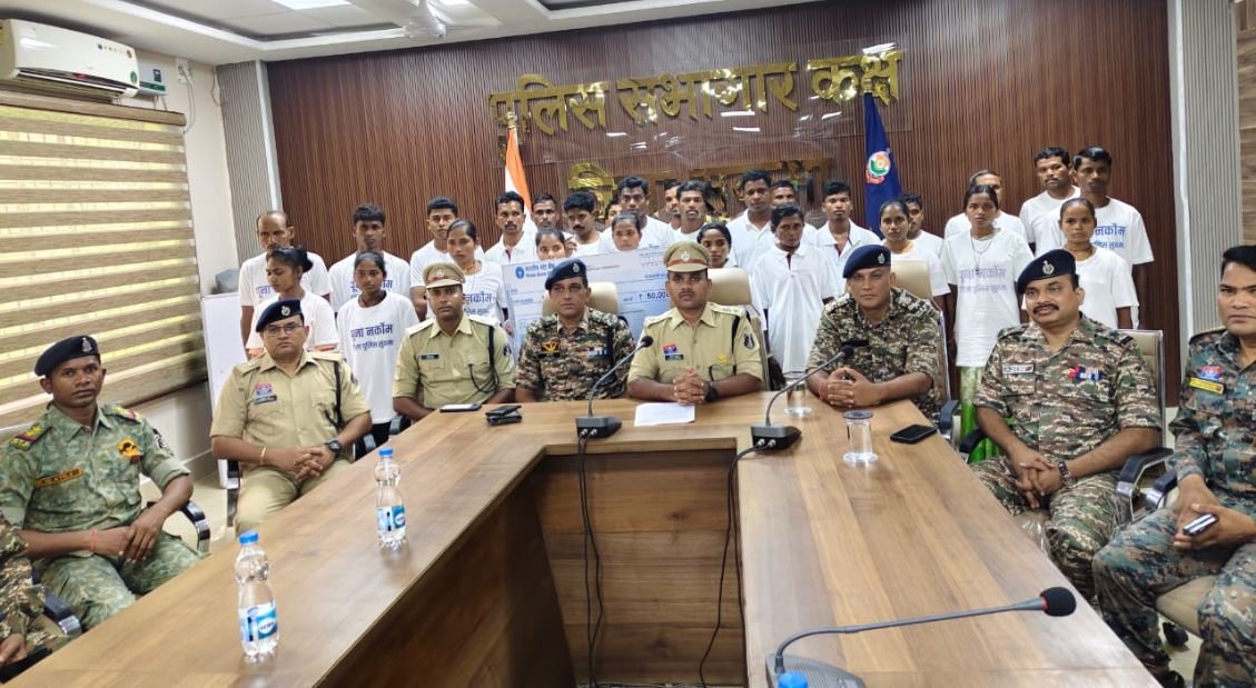 सुकमा में लाल आतंक को बड़ा झटका: 50 लाख के इनामी समेत 27 माओवादियों का आत्मसमर्पण